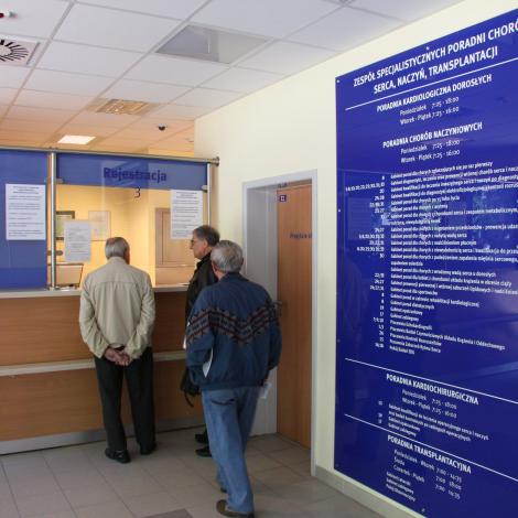 rejestracja do Poradni Kardiologicznej, na ścianie tablica informacyjna