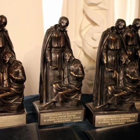 cztery statuetki św. Kamila