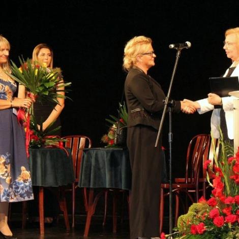 przedstawicielka MOPR w Zabrzu odbierająca nagrodę z rąk Prezydent Miasta Zabrze