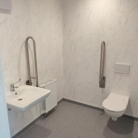 toaleta z przystosowaniem dla osób niepełnosprawnych