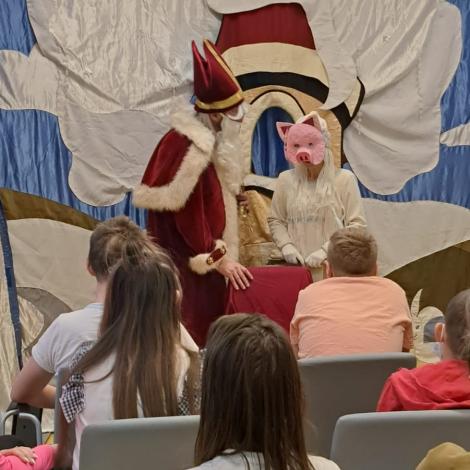 Mikołaj podczas przedstawienia  księżniczką z maską świnki, dziecięca publiczność