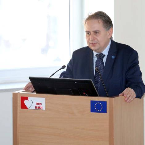 Profesor Tomasz Szczepański stojący na mównicy