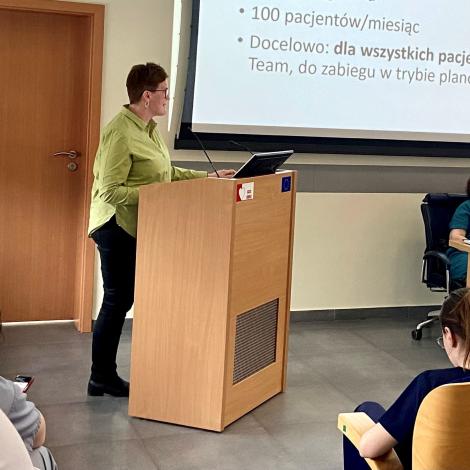 Dr hab. D. Sobczyk prezentuje wyniki poradni prehabilitacyjnej w szpitalu JP2 w Krakowie
