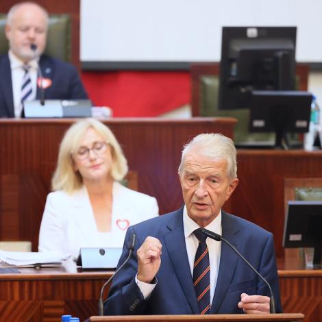 Prof. Andrzej Lekston przemawia podczas obrad Sejmiku Województwa Śląskiego. Fot. UMWS