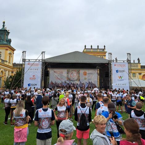 Sztafety rozgrzewają się przed sceną przed pałacem w Wilanowie.