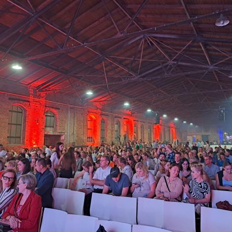 Widownia w przestrzeni Walcowni w Katowicach przed koncertem 
