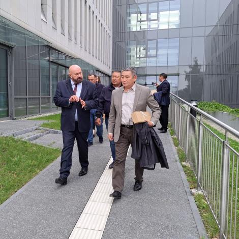 Członkowie delegacji oraz prof. P. Przybyłowski wychodzą z budynku A+