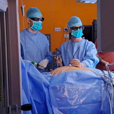 Od lewej: dr G. Hirnle oraz prof. K. Zannis podczas operacji