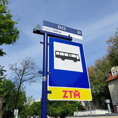 Znacznik nawigacyjno-informacyjny na znaku autobusowym.