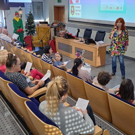 Danuta Błażejczyk śpiewa dla dzieci w auli im. Z. Religi 