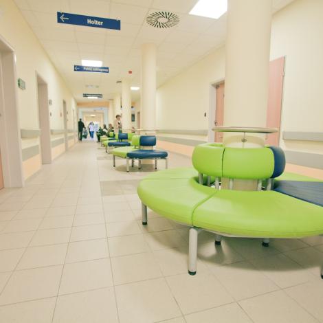 korytarz poradni Śląskiego Centrum z kolorowymi miejscami siedzącymi dla pacjentów