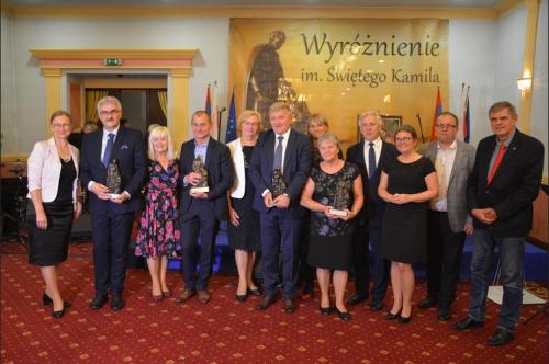 profesor Gąsior w otoczeniu laureatów