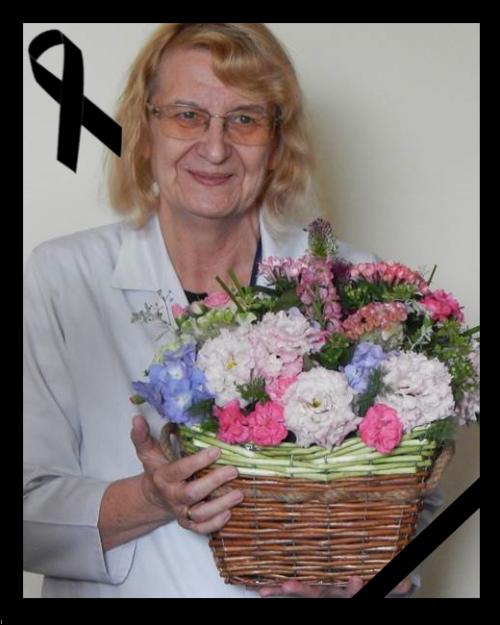 uśmiechnięta doktor Teresa Zielińska z koszem kwiatów