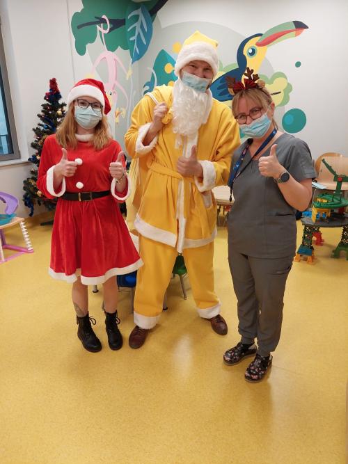 Mikołaj ubrany na żółto, Mikołajka i pracownica SCCS z rogami renifera 