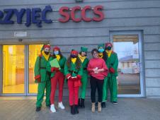 ekipa elfów stojąca przed budynkiem SCCS