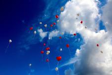kolorowe balony w kształcie serca na tle nieba